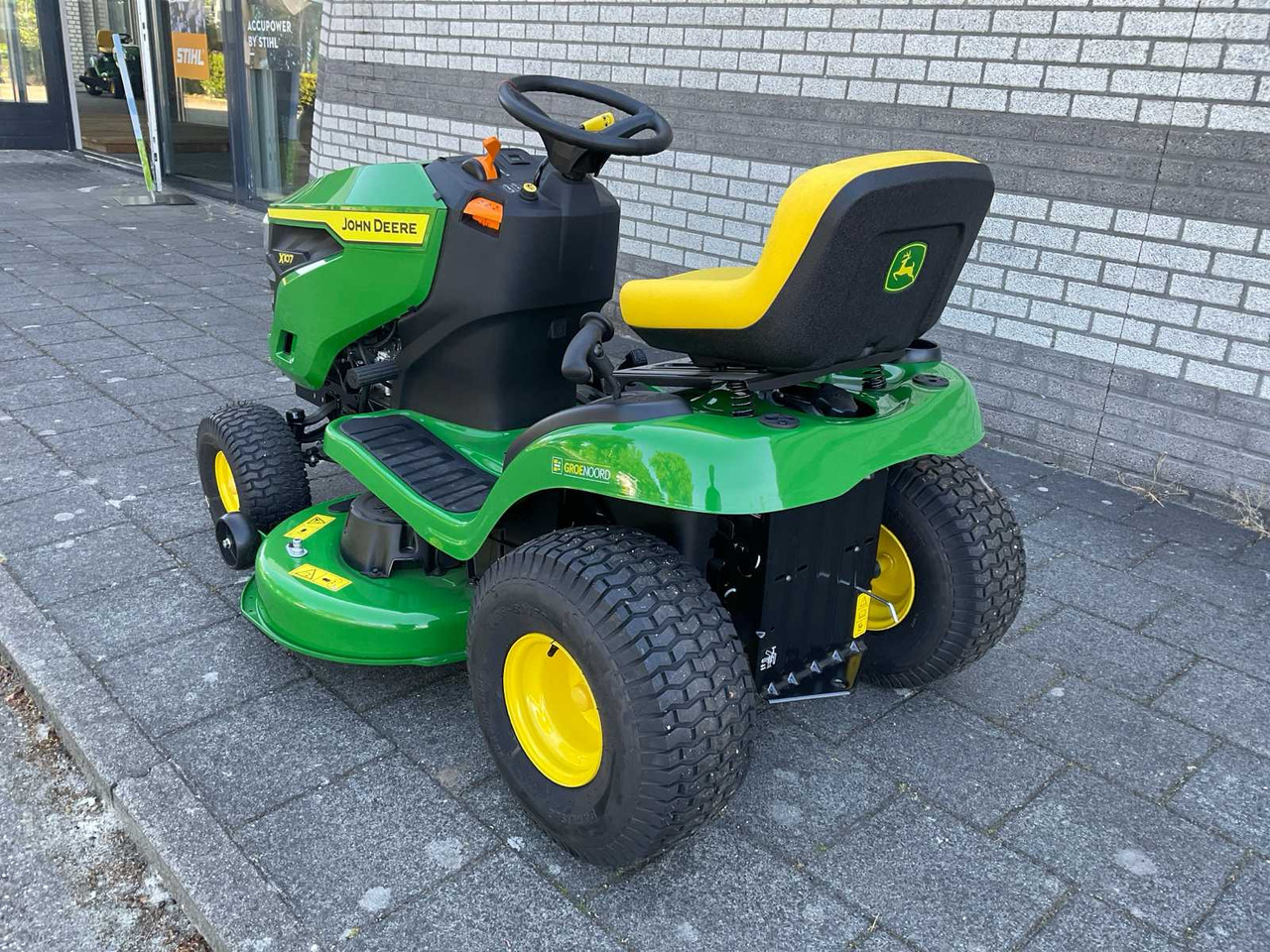 John Deere X107 - Garden mower: picture 2 John Deere X107 - Garden mower: picture 2