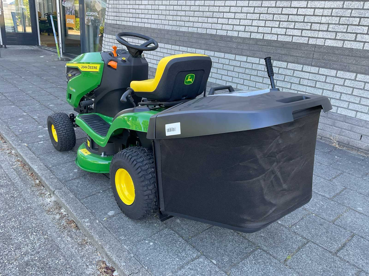 John Deere X117R - Garden mower: picture 2 John Deere X117R - Garden mower: picture 2