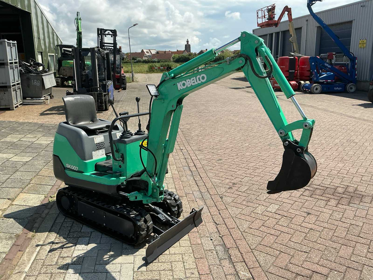 Kobelco SK007 - Mini excavator: picture 3 Kobelco SK007 - Mini excavator: picture 3