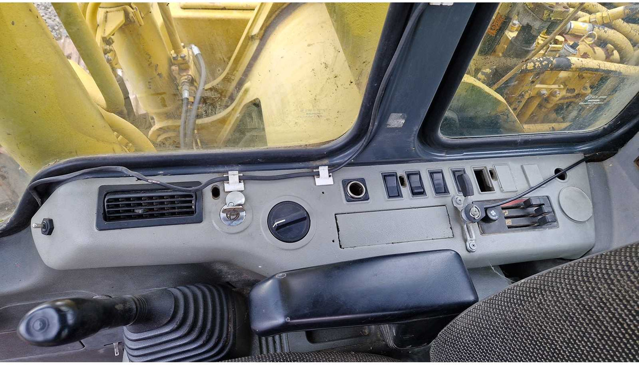 Crawler excavator Komatsu PC 210 LC: picture 37