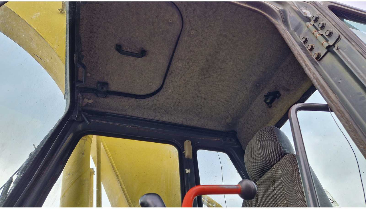 Crawler excavator Komatsu PC 210 LC: picture 33