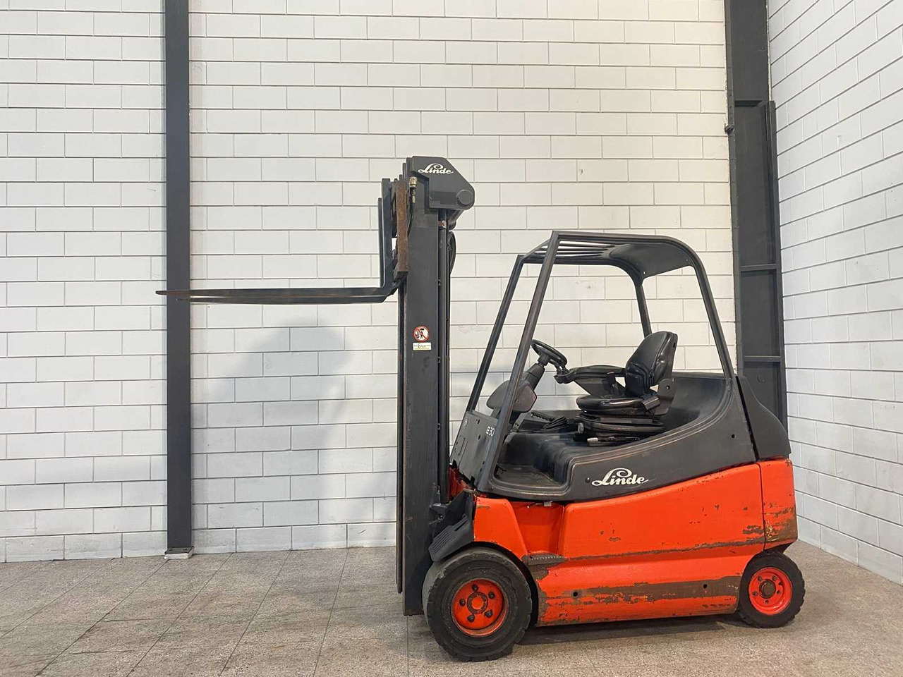 LINDE - 2002 - E 30/600 - FORKLIFT TRUCK - Forklift: picture 1 LINDE - 2002 - E 30/600 - FORKLIFT TRUCK - Forklift: picture 1