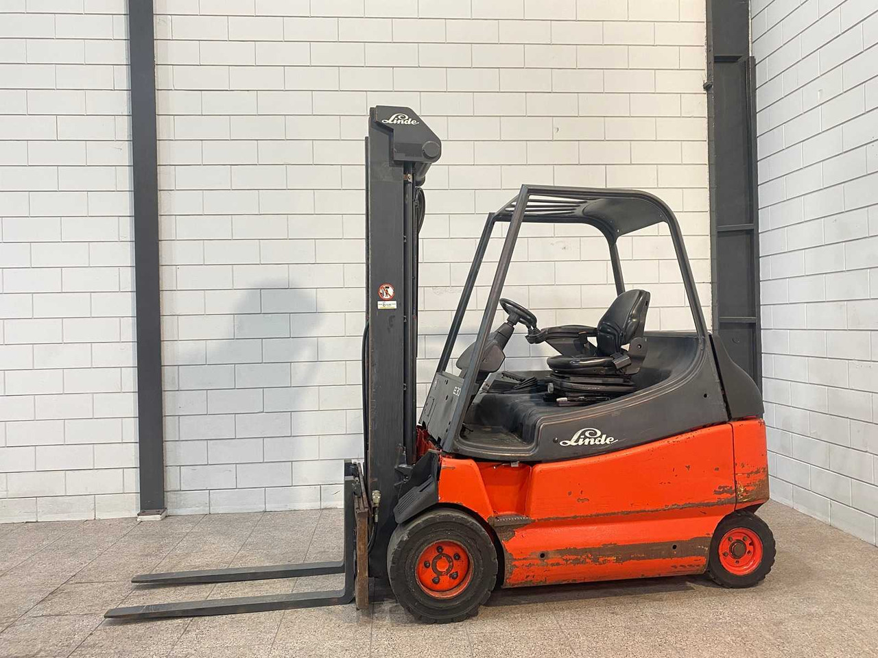 LINDE - 2002 - E 30/600 - FORKLIFT TRUCK - Forklift: picture 2 LINDE - 2002 - E 30/600 - FORKLIFT TRUCK - Forklift: picture 2