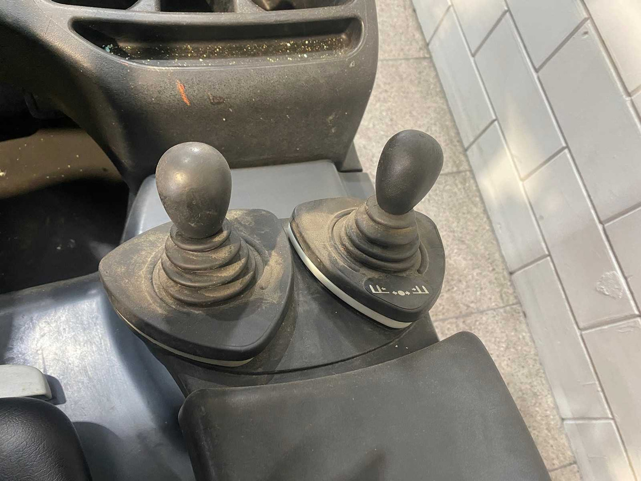 Forklift LINDE - E15 - FORKLIFT TRIPLEX - FREE-LIFT - SIDE-SHIFT: picture 13 Forklift LINDE - E15 - FORKLIFT TRIPLEX - FREE-LIFT - SIDE-SHIFT: picture 13