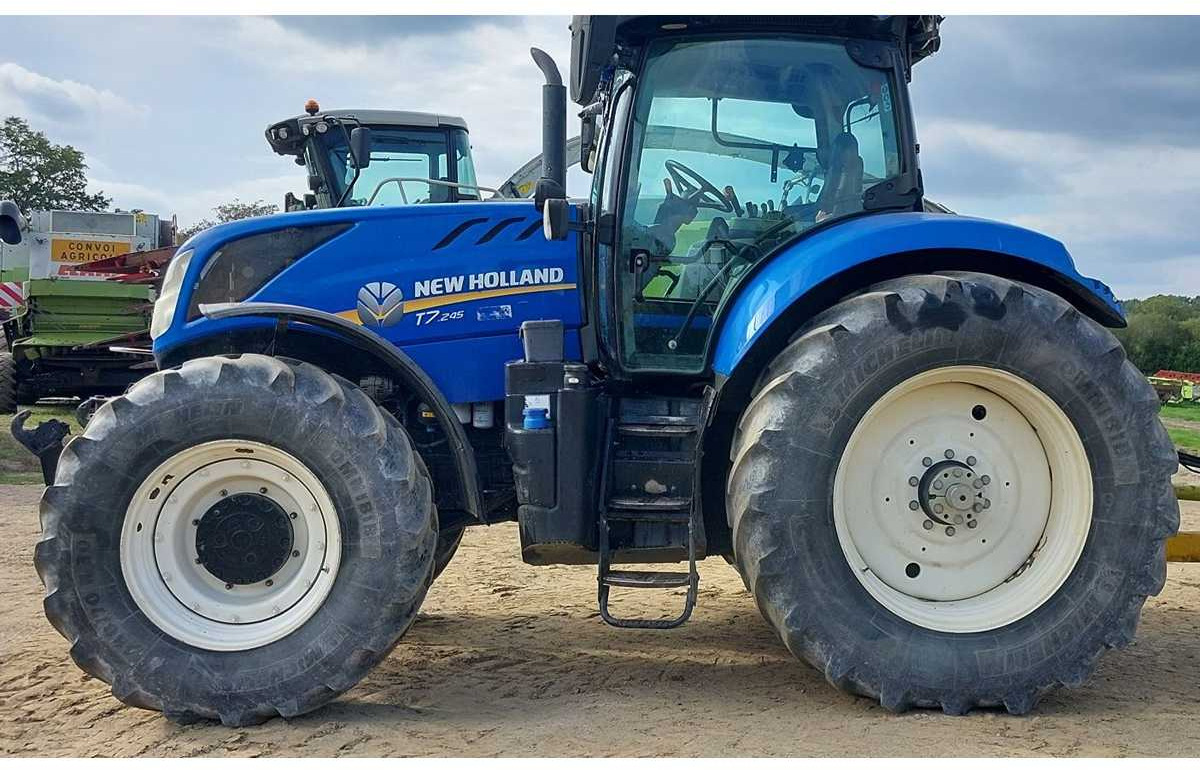 NEW HOLLAND - 2017 - T7.245 - 4WD AGRICULTURAL TRACTOR - Farm tractor: picture 4 NEW HOLLAND - 2017 - T7.245 - 4WD AGRICULTURAL TRACTOR - Farm tractor: picture 4