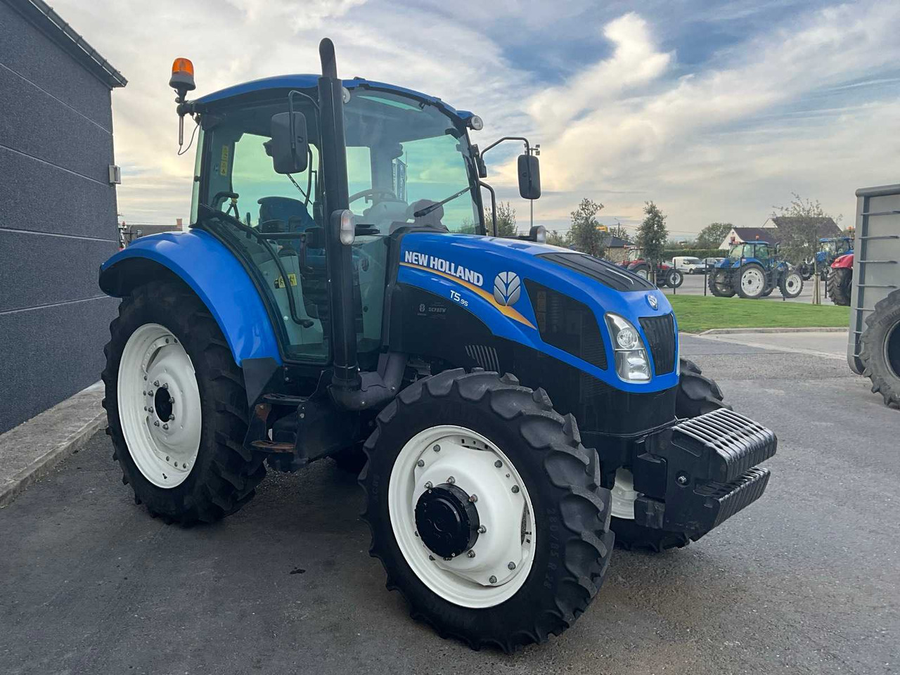 New Holland T5.95 - Farm tractor: picture 3 New Holland T5.95 - Farm tractor: picture 3