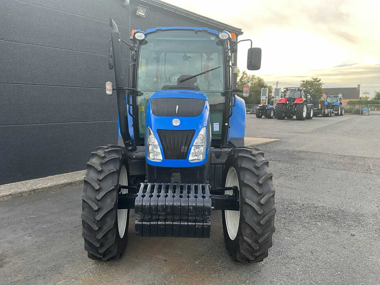 New Holland T5.95 - Farm tractor: picture 2 New Holland T5.95 - Farm tractor: picture 2