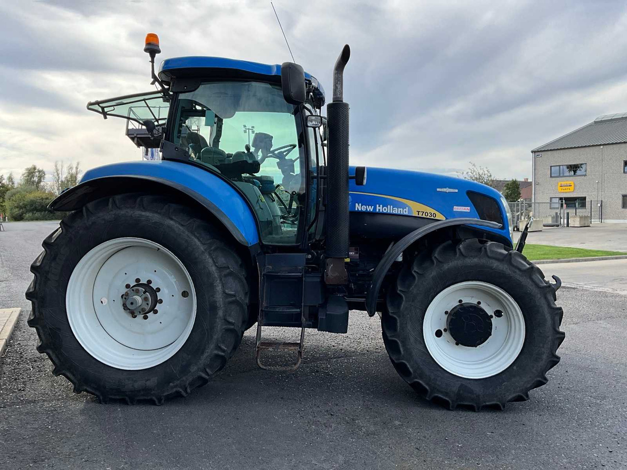 New Holland T7030 - Farm tractor: picture 4 New Holland T7030 - Farm tractor: picture 4
