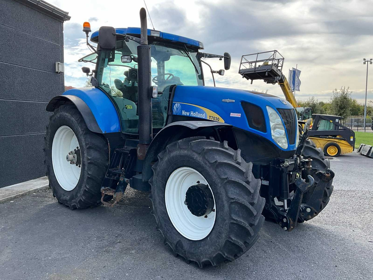 New Holland T7030 - Farm tractor: picture 3 New Holland T7030 - Farm tractor: picture 3