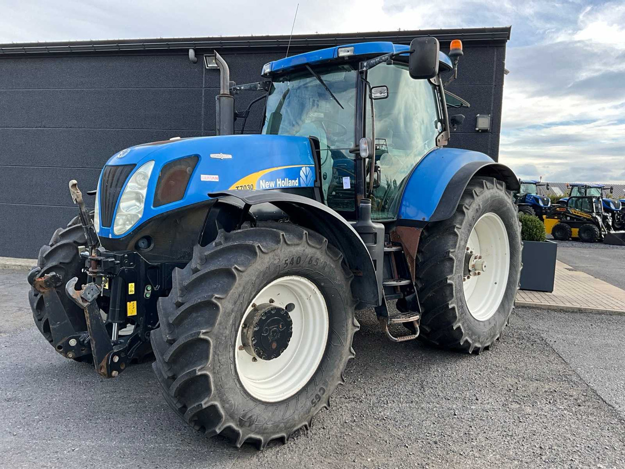 New Holland T7030 - Farm tractor: picture 1 New Holland T7030 - Farm tractor: picture 1
