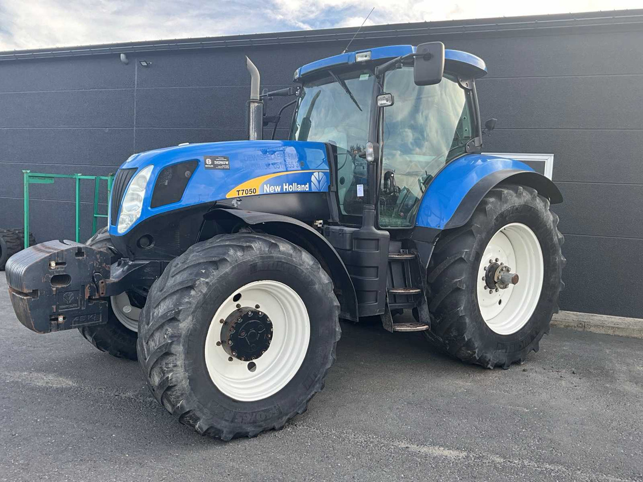 New Holland T7050 - Farm tractor: picture 1 New Holland T7050 - Farm tractor: picture 1