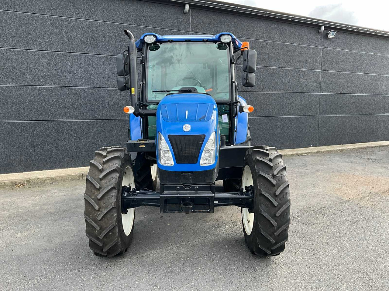 New Holland TD5.85 - Farm tractor: picture 2 New Holland TD5.85 - Farm tractor: picture 2