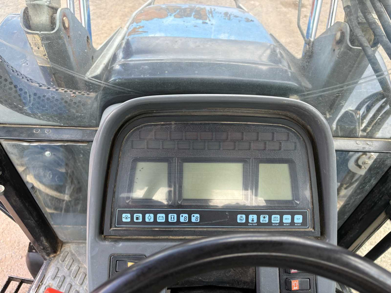Farm tractor New Holland TM115 mit Frontlader: picture 10