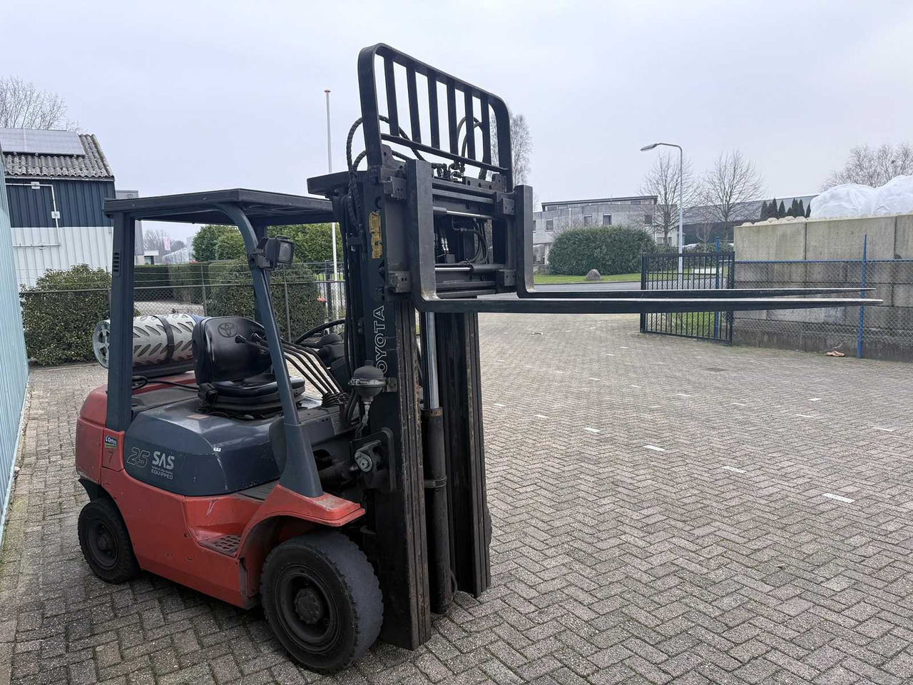 TOYOTA FORKLIFT WITH 4TH VALVE-FORK POSITIONER-SIDESHIFT-470CM HIGH-LOW HOURS 6445 - Forklift: picture 3 TOYOTA FORKLIFT WITH 4TH VALVE-FORK POSITIONER-SIDESHIFT-470CM HIGH-LOW HOURS 6445 - Forklift: picture 3