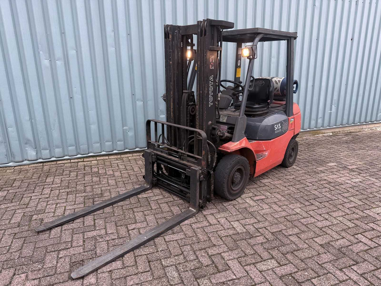 TOYOTA FORKLIFT WITH 4TH VALVE-FORK POSITIONER-SIDESHIFT-470CM HIGH-LOW HOURS 6445 - Forklift: picture 4 TOYOTA FORKLIFT WITH 4TH VALVE-FORK POSITIONER-SIDESHIFT-470CM HIGH-LOW HOURS 6445 - Forklift: picture 4