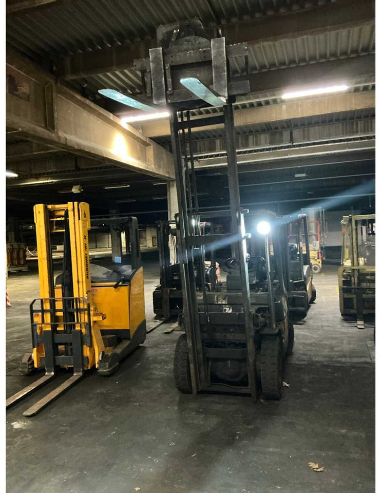 TOYOTA GENEO 25 FORKLIFT WITH ROTATING CARRIAGE - Forklift: picture 3 TOYOTA GENEO 25 FORKLIFT WITH ROTATING CARRIAGE - Forklift: picture 3