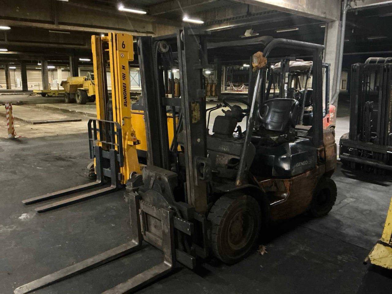 TOYOTA GENEO 25 FORKLIFT WITH ROTATING CARRIAGE - Forklift: picture 1 TOYOTA GENEO 25 FORKLIFT WITH ROTATING CARRIAGE - Forklift: picture 1