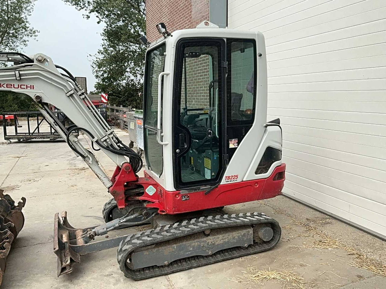 Mini excavator Takeuchi TB 225: picture 6