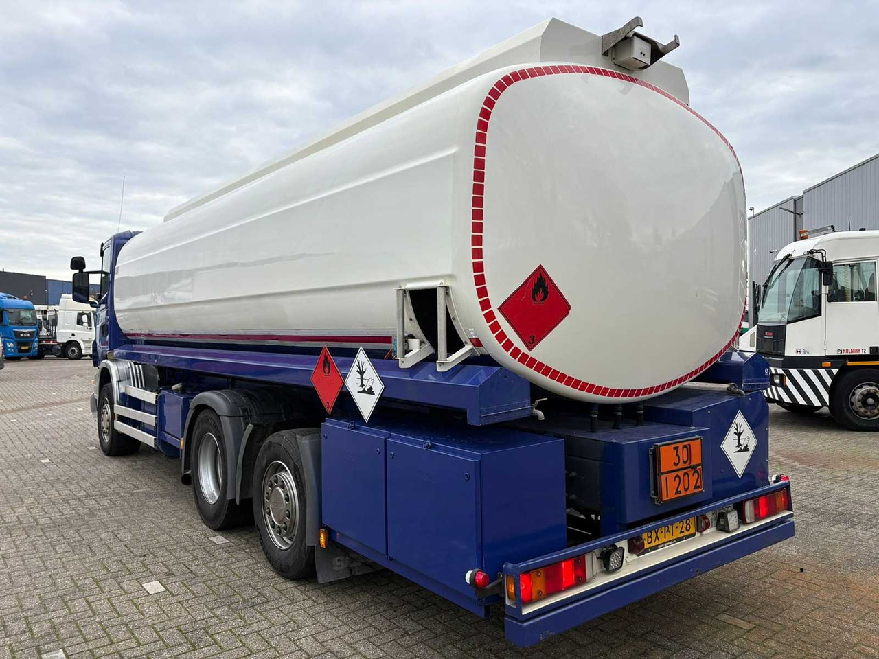 SCANIA - G 360 B - 2010 - 24.400L TANKER 4 COMPARTMENTS - TRUCK - Truck: picture 3 SCANIA - G 360 B - 2010 - 24.400L TANKER 4 COMPARTMENTS - TRUCK - Truck: picture 3