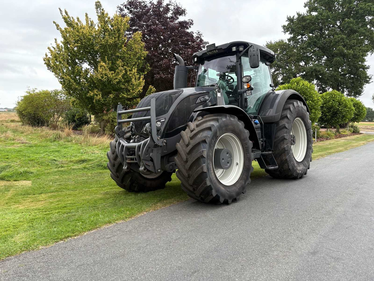 Valtra S354 - Farm tractor: picture 1 Valtra S354 - Farm tractor: picture 1