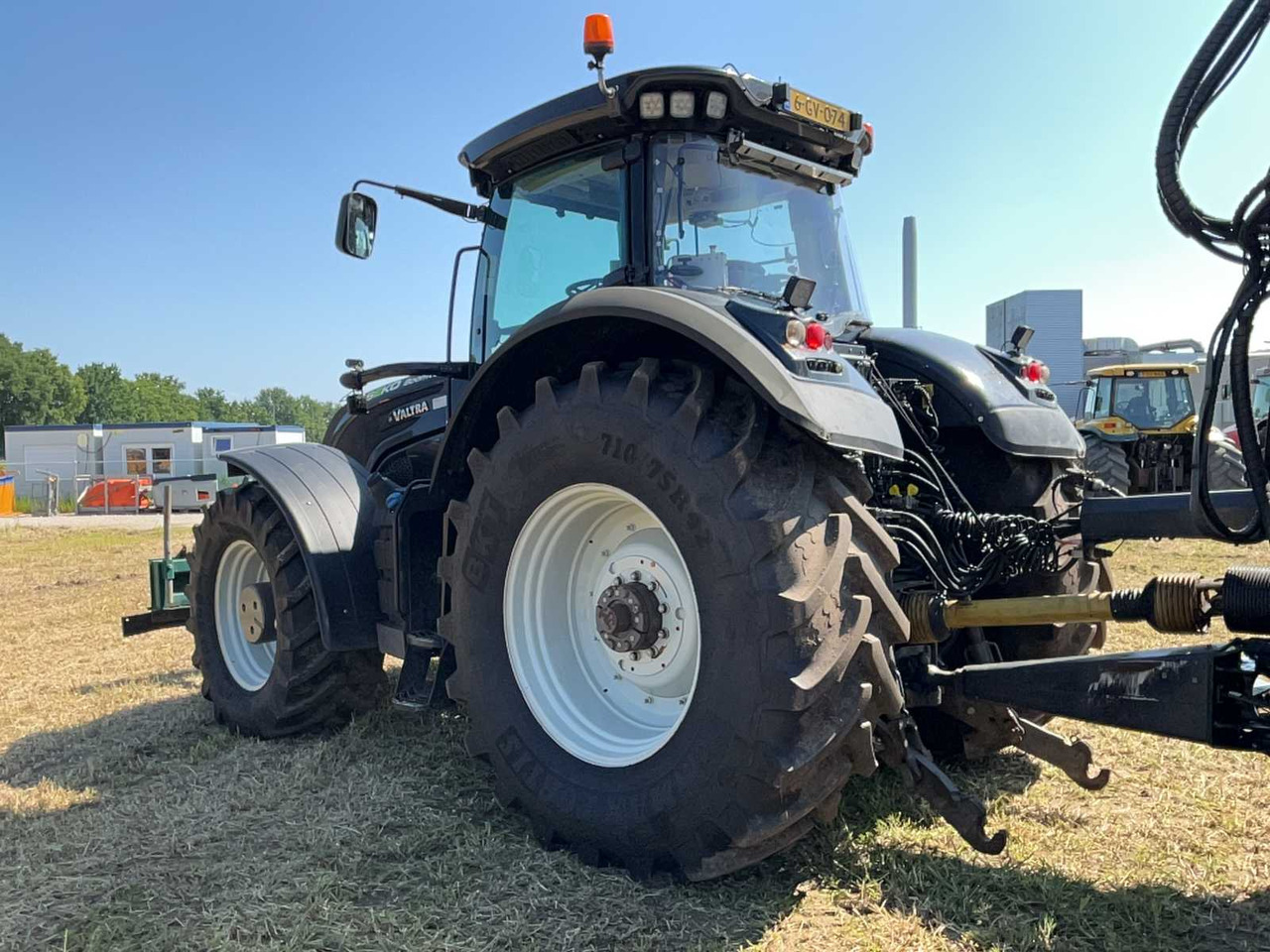 Valtra S374 - Farm tractor: picture 4 Valtra S374 - Farm tractor: picture 4