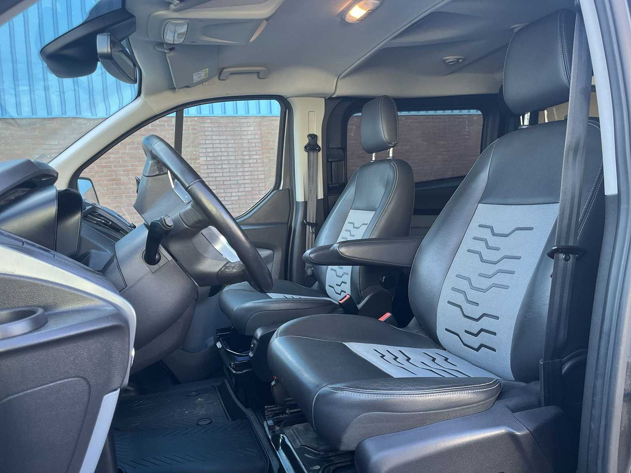 FORD TRANSIT CUSTOM 290 2.0 TDCI AUTOMATIC L2H1 LIMITED - DOUBLE CABIN | V-387-KG - Van: picture 4 FORD TRANSIT CUSTOM 290 2.0 TDCI AUTOMATIC L2H1 LIMITED - DOUBLE CABIN | V-387-KG - Van: picture 4