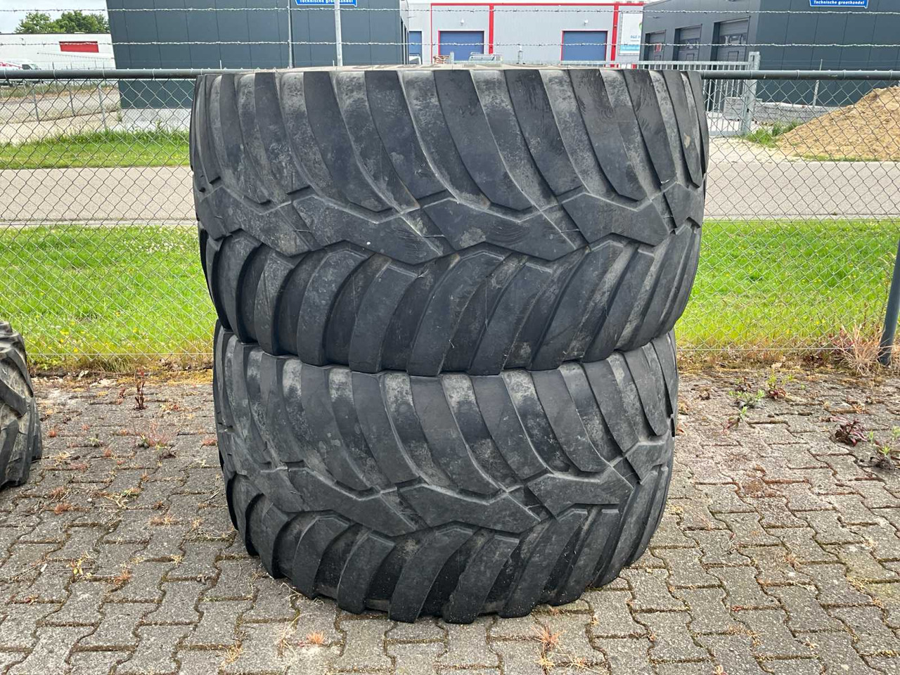 Vredestein FLOTATION TRAC 750/60R30.5 - Wheels and tires for Farm tractor: picture 2 Vredestein FLOTATION TRAC 750/60R30.5 - Wheels and tires for Farm tractor: picture 2