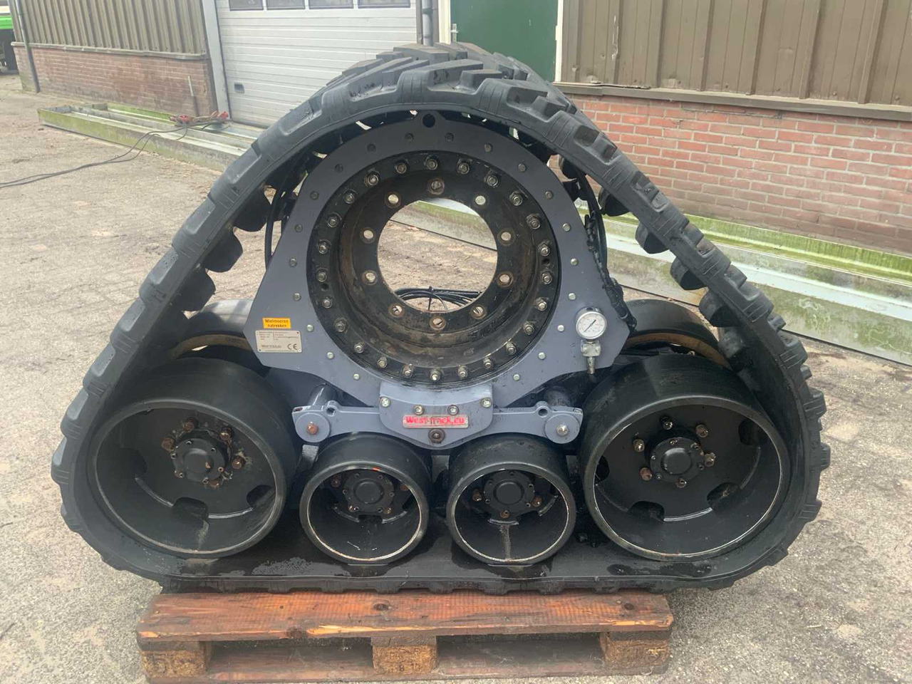 West-track D19X128X34 - Farm tractor: picture 1 West-track D19X128X34 - Farm tractor: picture 1