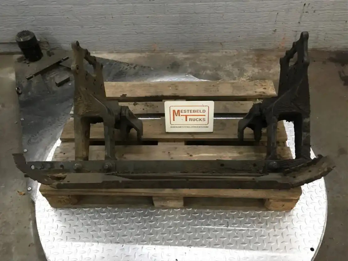 Mercedes-Benz Voorveersteun links / rechts - Frame/ Chassis for Truck: picture 1 Mercedes-Benz Voorveersteun links / rechts - Frame/ Chassis for Truck: picture 1