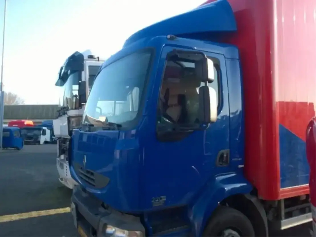 Renault C abine Midlum 220 DXI - Cab for Truck: picture 2 Renault C abine Midlum 220 DXI - Cab for Truck: picture 2