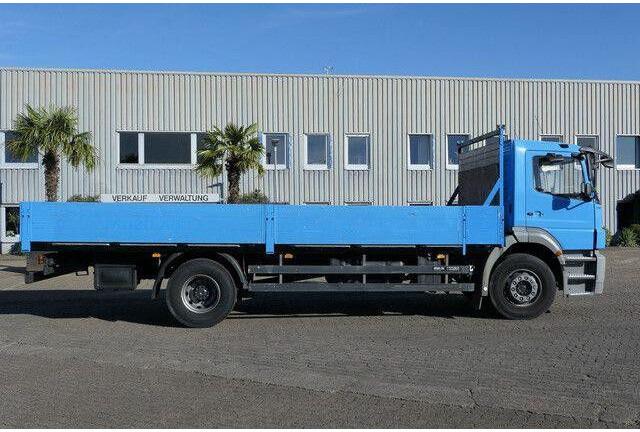 Mercedes-Benz 1824 L Axor 4x2, 3. Sitz, AHK, Gerüstbau, Klima - Dropside/ Flatbed truck: picture 4 Mercedes-Benz 1824 L Axor 4x2, 3. Sitz, AHK, Gerüstbau, Klima - Dropside/ Flatbed truck: picture 4