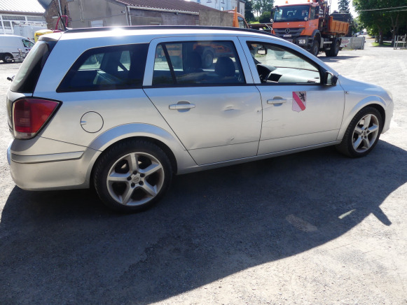 REF:TRF008 - Voiture Opel Astra break (2005-158.167 km) - Car: picture 5 REF:TRF008 - Voiture Opel Astra break (2005-158.167 km) - Car: picture 5