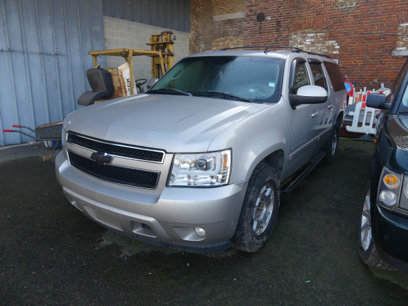 Voiture Chevrolet Suburban (2006-355.000 km) Numéro de châssis : 1GNFK16327J170092 - Kilométrage : 355000 - Combi van: picture 1 Voiture Chevrolet Suburban (2006-355.000 km) Numéro de châssis : 1GNFK16327J170092 - Kilométrage : 355000 - Combi van: picture 1