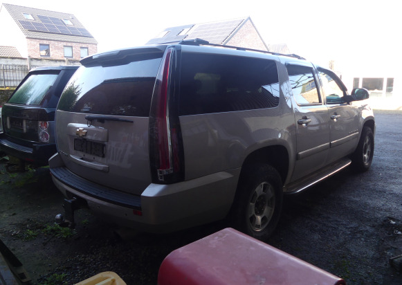 Voiture Chevrolet Suburban (2006-355.000 km) Numéro de châssis : 1GNFK16327J170092 - Kilométrage : 355000 - Combi van: picture 3 Voiture Chevrolet Suburban (2006-355.000 km) Numéro de châssis : 1GNFK16327J170092 - Kilométrage : 355000 - Combi van: picture 3