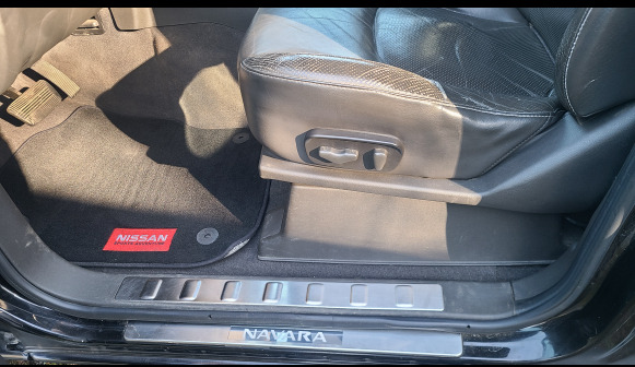 Voiture tout terrain Nissan Navara V6 - Car: picture 5 Voiture tout terrain Nissan Navara V6 - Car: picture 5