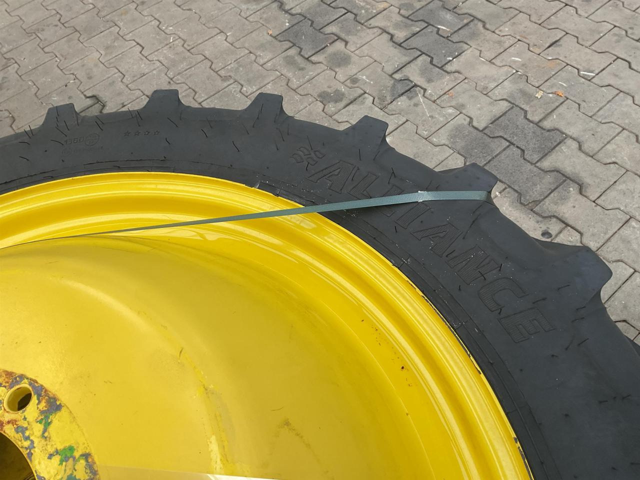 Alliance 270/95R36 - Tire for Agricultural machinery: picture 2 Alliance 270/95R36 - Tire for Agricultural machinery: picture 2