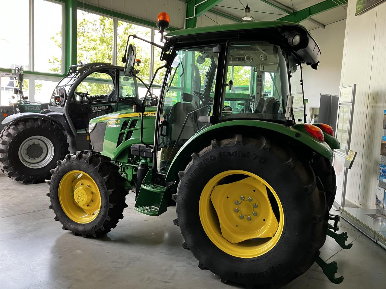 John Deere 5075E - Farm tractor: picture 3 John Deere 5075E - Farm tractor: picture 3
