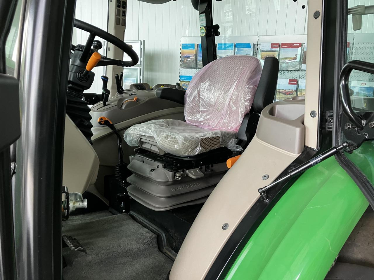 Farm tractor John Deere 5075E: picture 7
