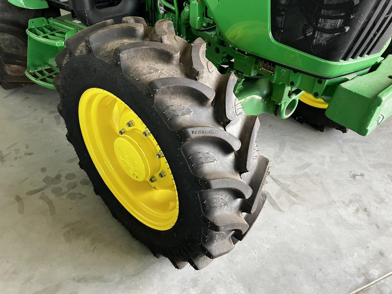 Farm tractor John Deere 5075E: picture 12