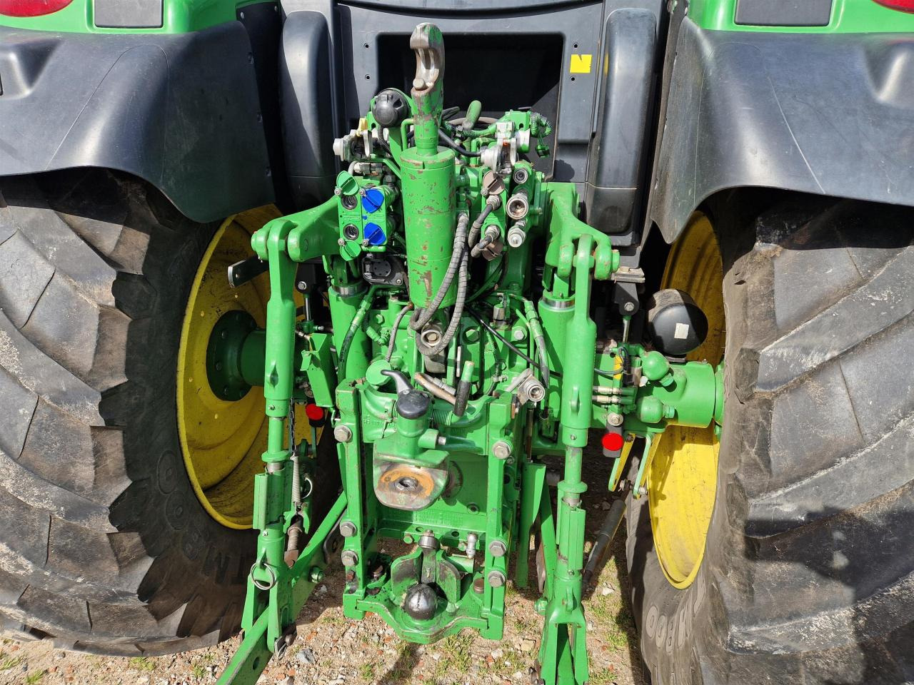 John Deere 6140R - Farm tractor: picture 4 John Deere 6140R - Farm tractor: picture 4