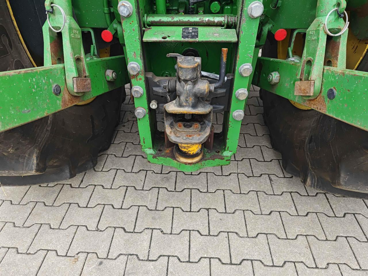 John Deere 6210R - Farm tractor: picture 5 John Deere 6210R - Farm tractor: picture 5