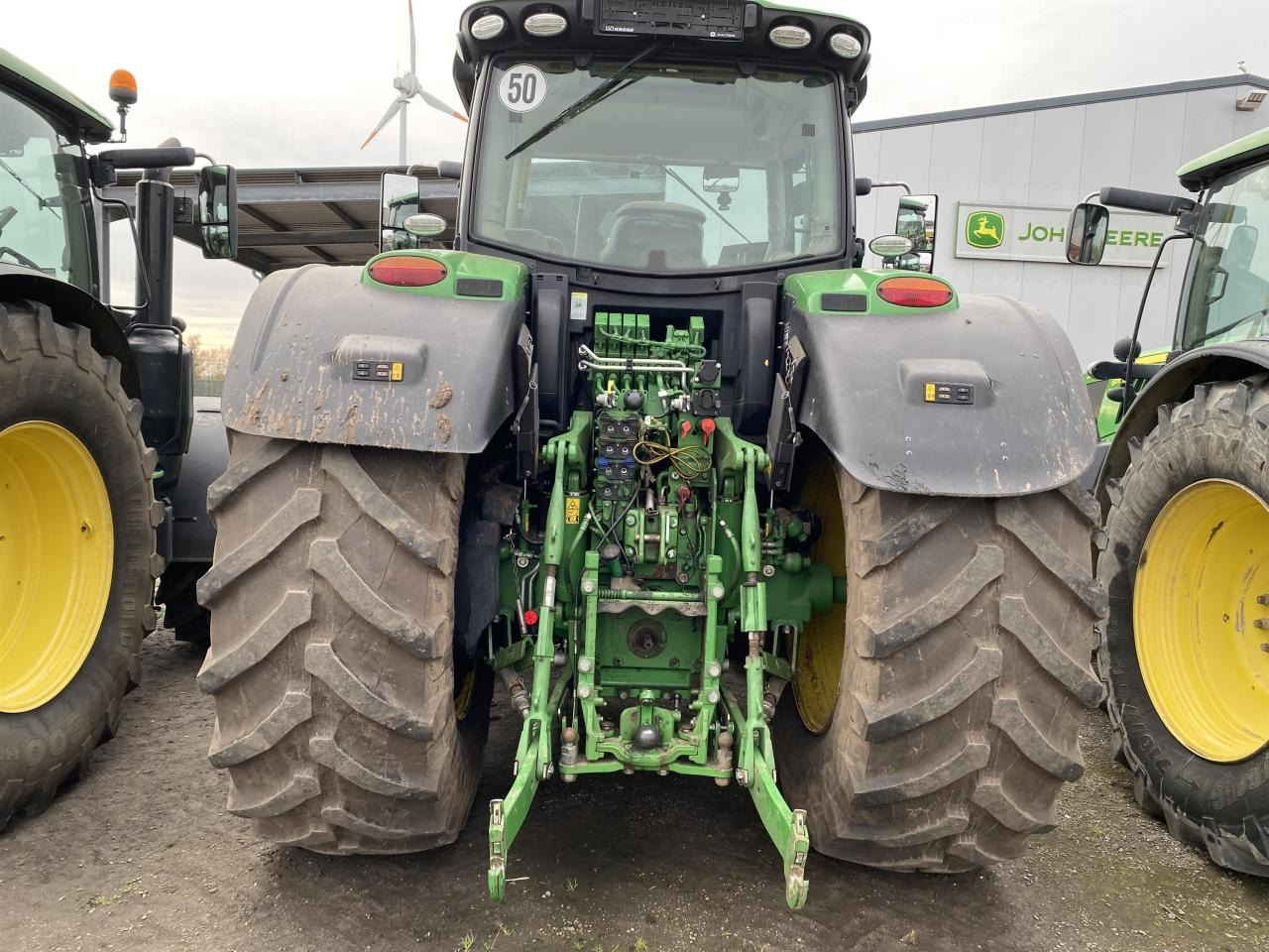 John Deere 6215R - Farm tractor: picture 3 John Deere 6215R - Farm tractor: picture 3