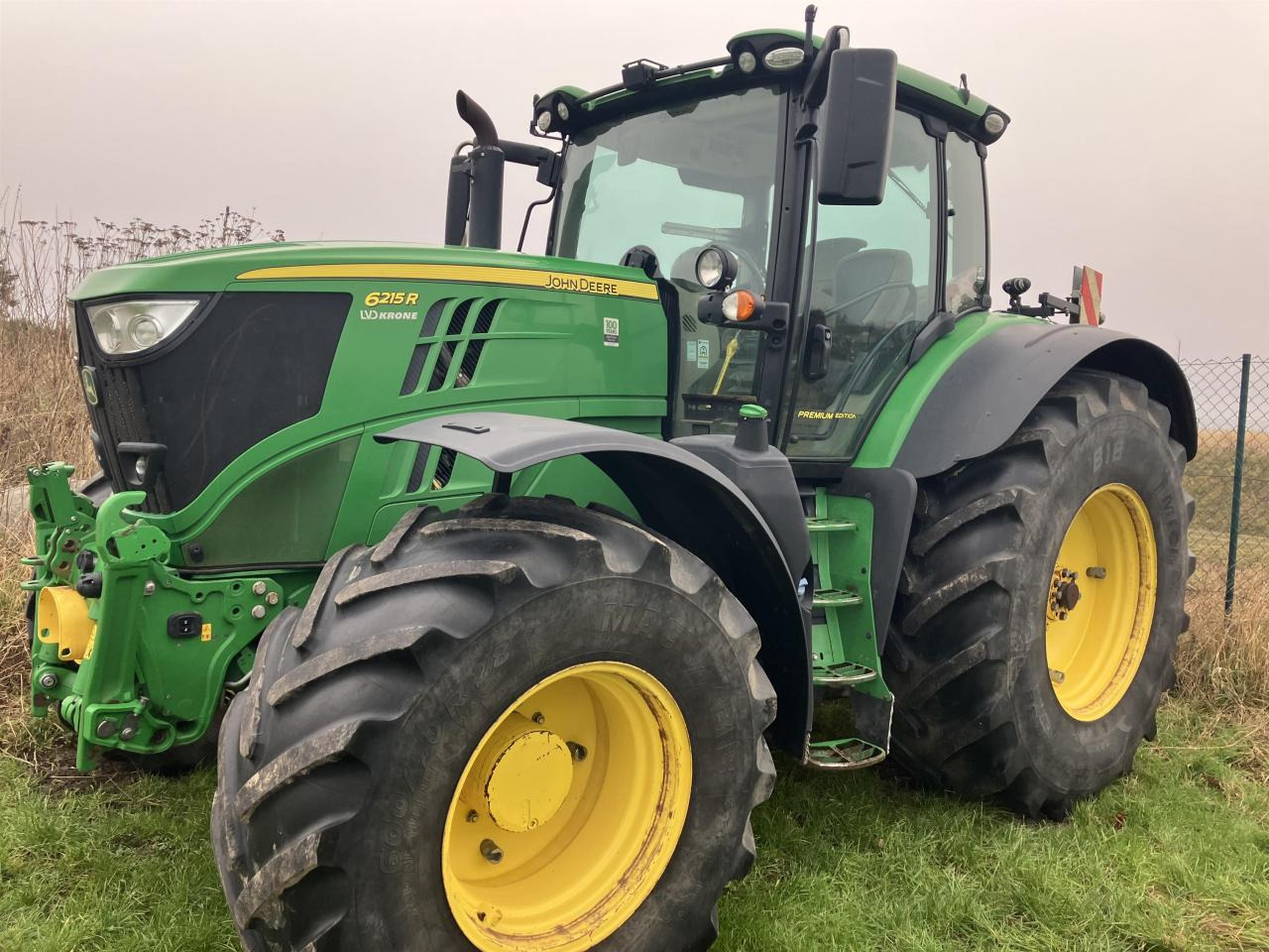 John Deere 6215R - Farm tractor: picture 1 John Deere 6215R - Farm tractor: picture 1