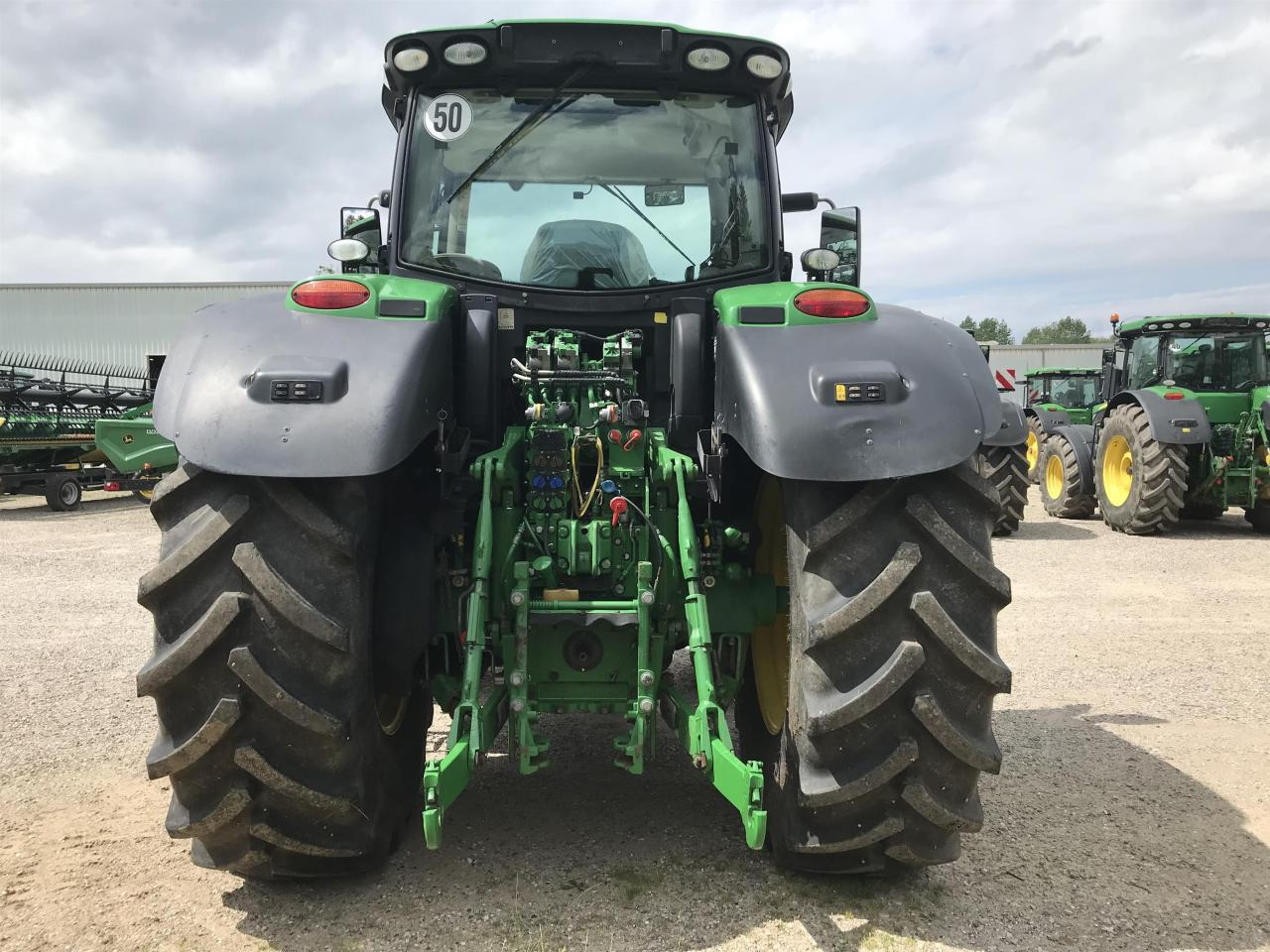 John Deere 6215R - Farm tractor: picture 5 John Deere 6215R - Farm tractor: picture 5