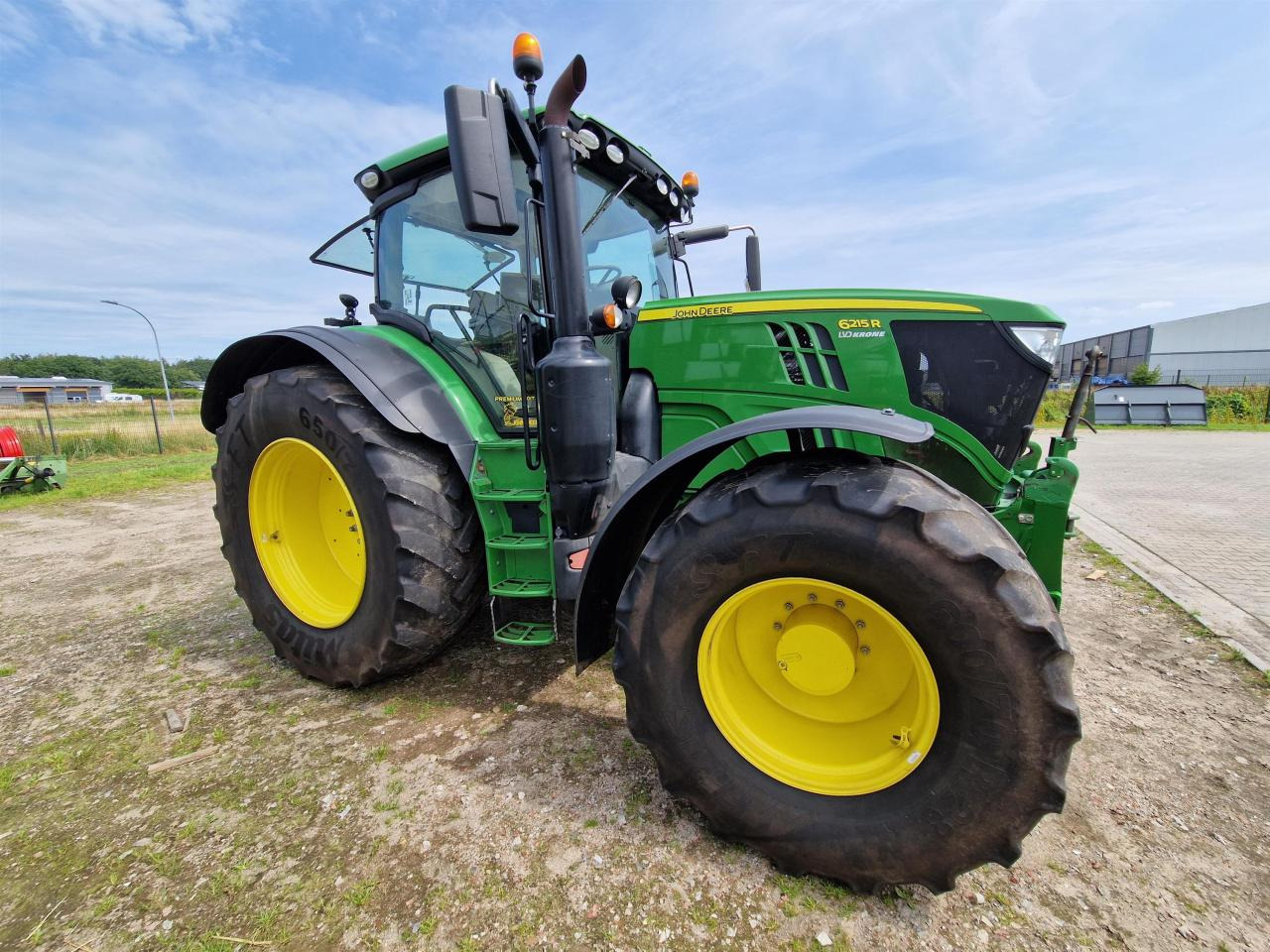 John Deere 6215R - Farm tractor: picture 2 John Deere 6215R - Farm tractor: picture 2