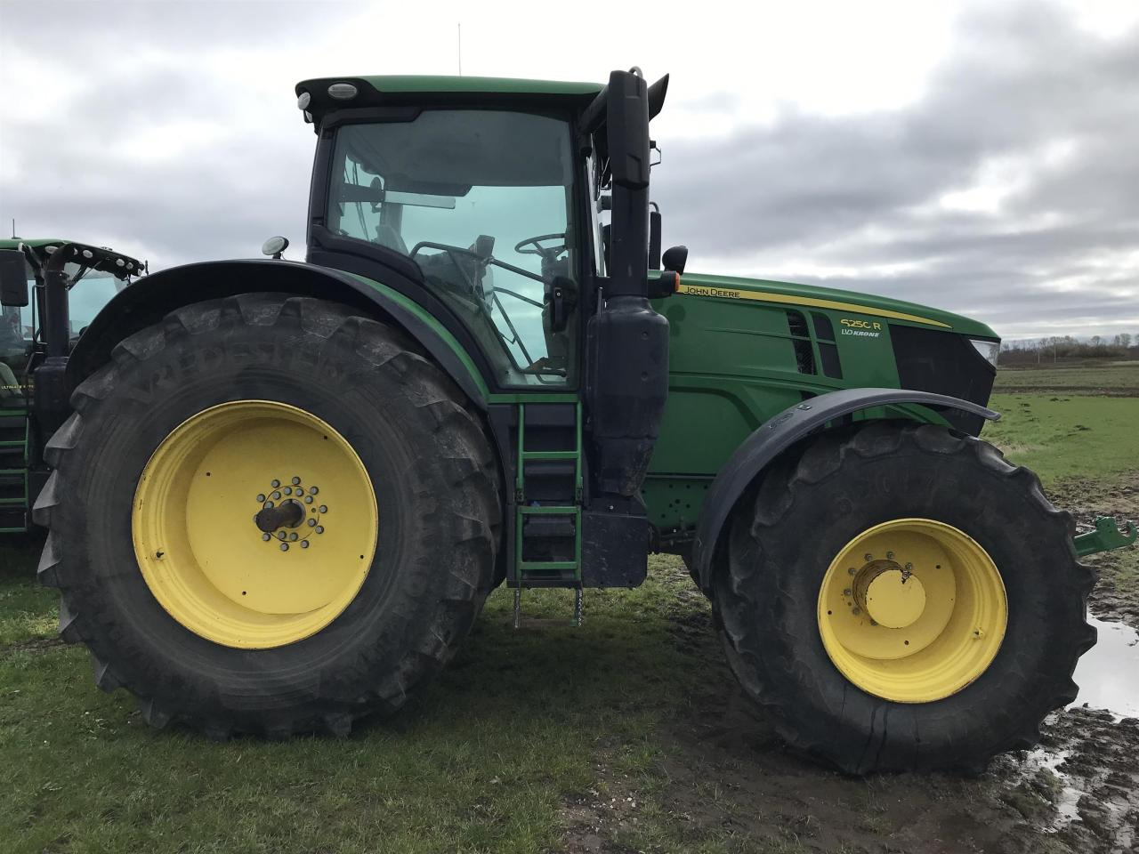 John Deere 6250R - Farm tractor: picture 2 John Deere 6250R - Farm tractor: picture 2