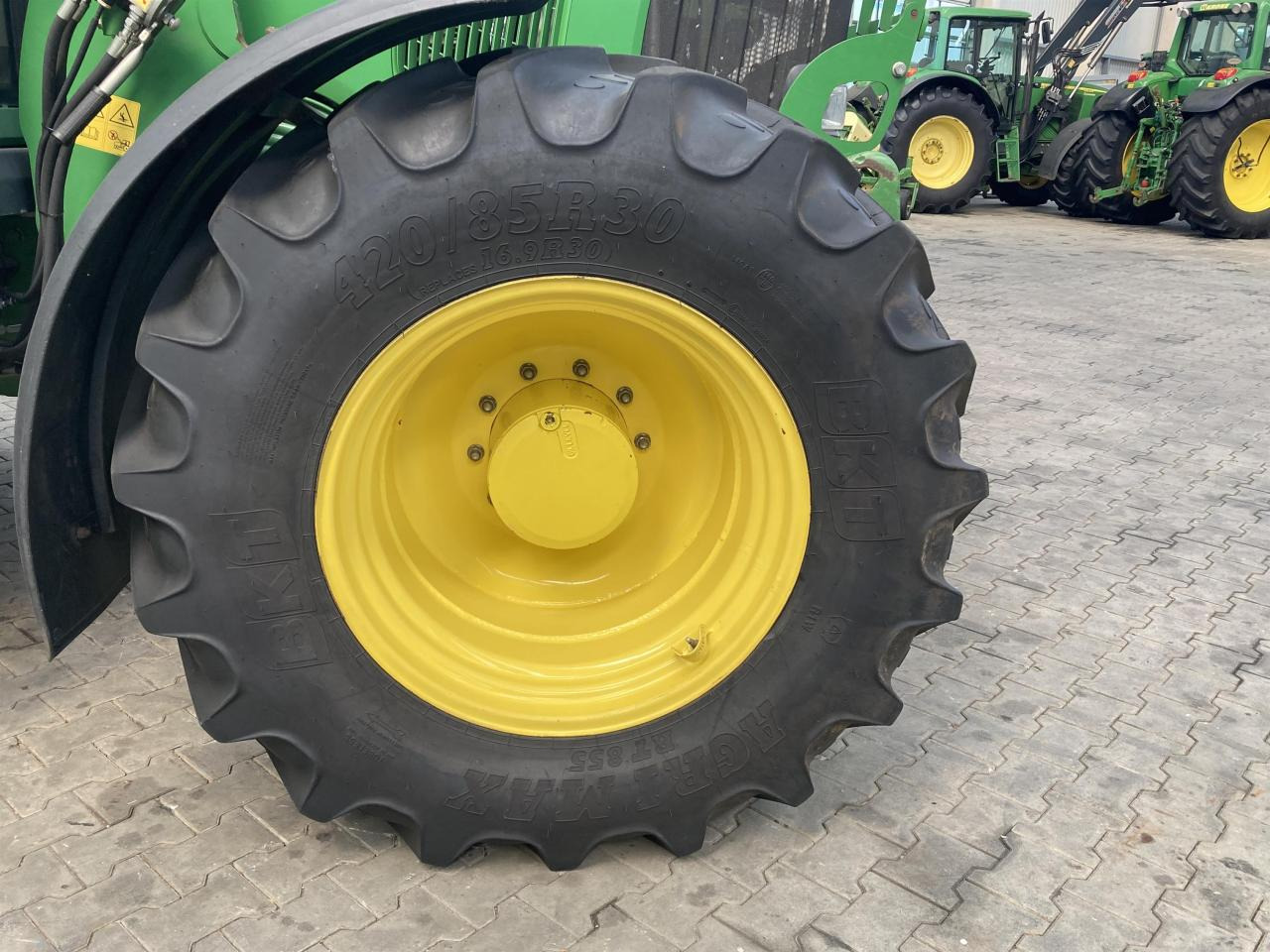 John Deere 6920 - Farm tractor: picture 4 John Deere 6920 - Farm tractor: picture 4