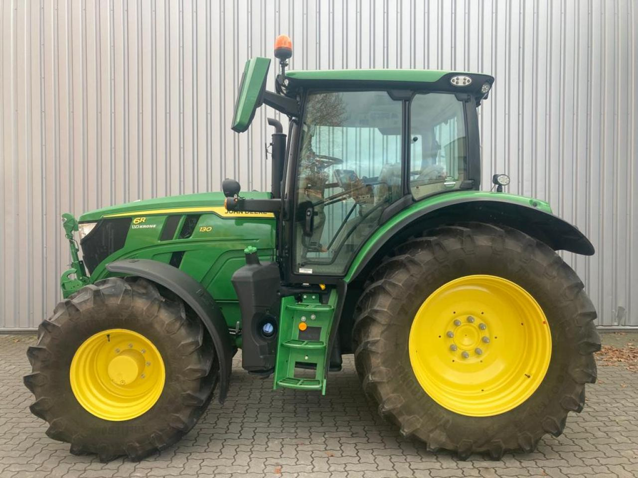 John Deere 6R 130 - Farm tractor: picture 1 John Deere 6R 130 - Farm tractor: picture 1