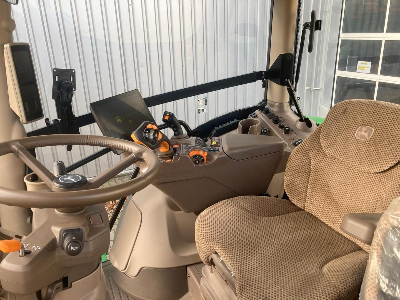 John Deere 6R 130 - Farm tractor: picture 5 John Deere 6R 130 - Farm tractor: picture 5