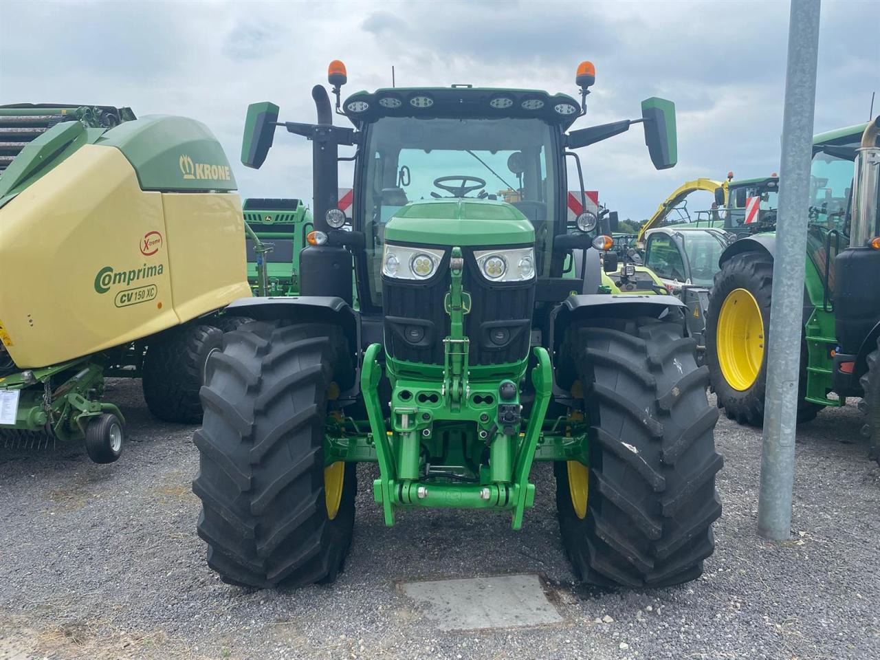 John Deere 6R 185 - Farm tractor: picture 2 John Deere 6R 185 - Farm tractor: picture 2